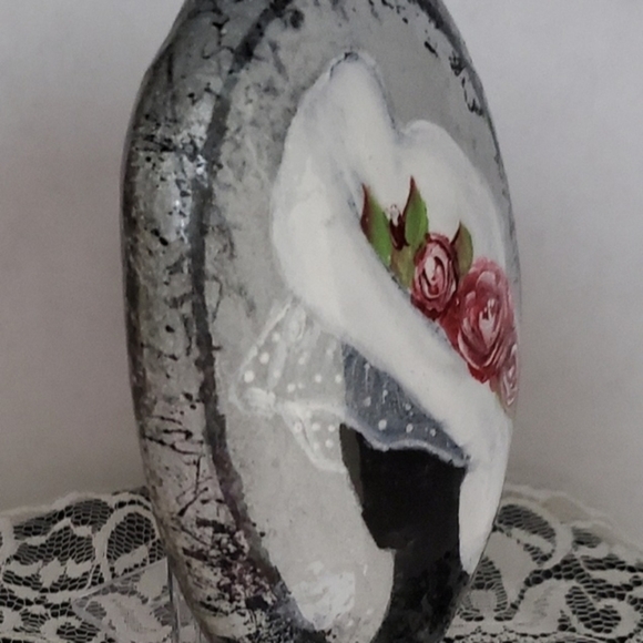 Sophie by Lona, Hand painted Chic Lady with Hat and Pink Roses on a natural rock - Picture 4 of 6